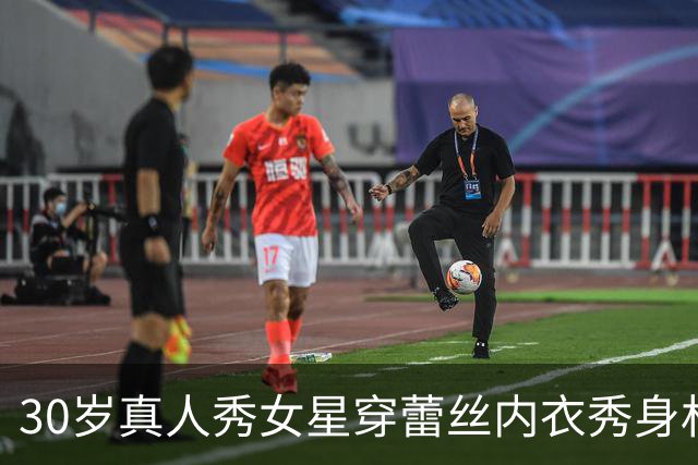 30岁真人秀女星穿蕾丝内衣秀身材，曾当ICU护士